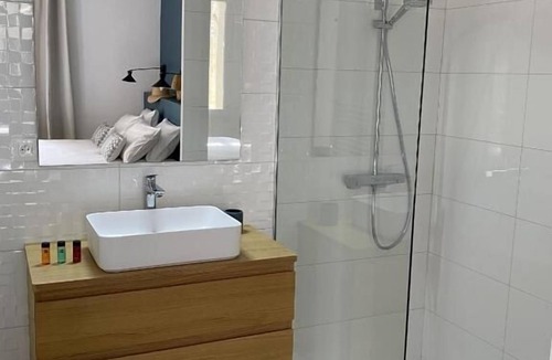 Martignargues House | LE PONT Junior Luxury Suite with private Jacuzzi