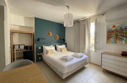 Martignargues House | LE PONT Junior Luxury Suite with private Jacuzzi