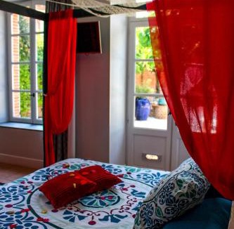 Verfeil House | LE PRIEURE - Suites romantiques spa privatif, piscine, jardin, massages proche de Toulouse