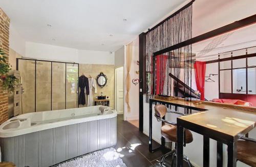 Verfeil House | LE PRIEURE - Suites romantiques spa privatif, piscine, jardin, massages proche de Toulouse