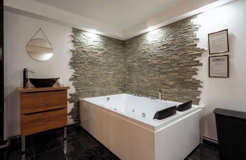 Montdidier Apartment | Le Qube Romantique by Prestige Home Living/sauna & whirlpool 2-seater
