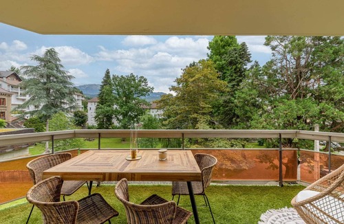 Voiron Apartment | LE Quintessence: Balnéo & Luminothérapie + Parking