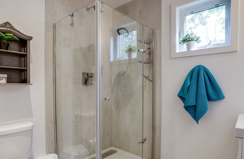Sainte-Emelie-de-L'Energie Ski Chalet | Le Requin Skieur - Waterfront, Veranda and Spa