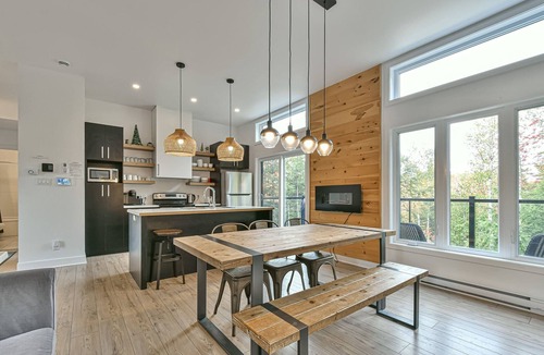 Chertsey Ski Chalet | Le Raton | spa | waterfront