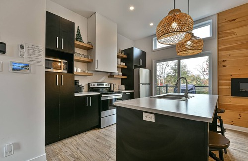 Chertsey Ski Chalet | Le Raton | spa | waterfront
