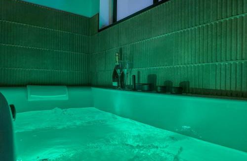 Grenoble City Centre Apartment | Le Refuge de la Bastille - Jacuzzi