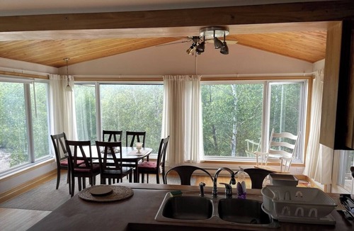 La Macaza Ski Chalet | Le Refuge des Eaux Vives — jacuzzi, rivière et rapides