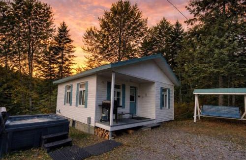 Saint-Tite-des-Caps Ski Chalet | Le refuge entre 2 Monts - Spa BBQ & Peace