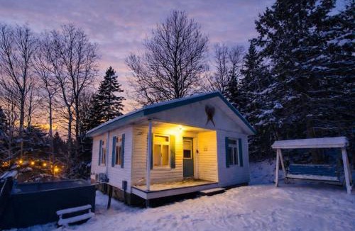 Saint-Tite-des-Caps Ski Chalet | Le refuge entre 2 Monts - Spa BBQ & Peace