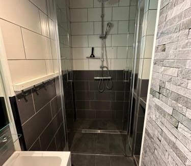 Bagneres-de-Luchon Apartment | Le Refuge Thermal - T2 centre Luchon, RDC, idéal pour cure thermale, Wi-Fi