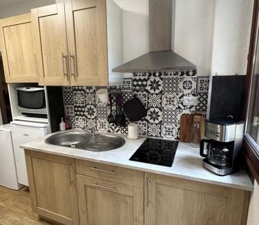 Bagneres-de-Luchon Apartment | Le Refuge Thermal - T2 centre Luchon, RDC, idéal pour cure thermale, Wi-Fi