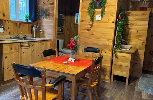 St-Bernard-de-Lacolle Cabin | Le repère de la frontière