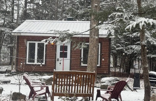 St-Bernard-de-Lacolle Cabin | Le repère de la frontière