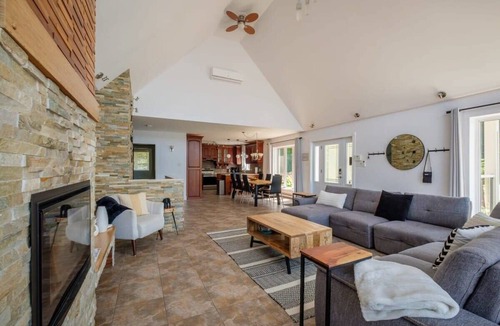 Saint-Roch-de-Mekinac Ski Chalet | Le Repère Navigable River Spa Ski Dock