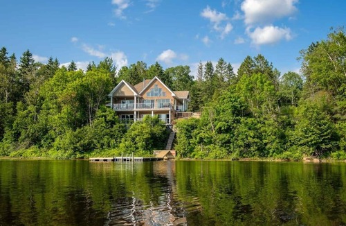 Saint-Roch-de-Mekinac Ski Chalet | Le Repère Navigable River Spa Ski Dock