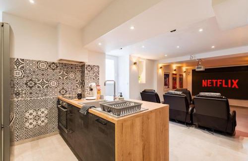 Villepinte House | Le Repaire Cinéma - 8 couchages - Cinéma privée et salon de jeux