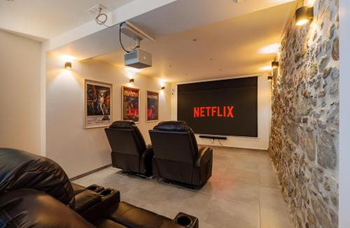 Villepinte House | Le Repaire Cinéma - 8 couchages - Cinéma privée et salon de jeux