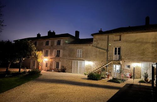 Chasseneuil-du-Poitou House | LE REPAIRE DU CLAIN gîte 4 étoiles pour 14 personnes avec piscine proche du Futuroscope