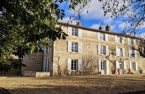 Chasseneuil-du-Poitou House | LE REPAIRE DU CLAIN gîte 4 étoiles pour 14 personnes avec piscine proche du Futuroscope