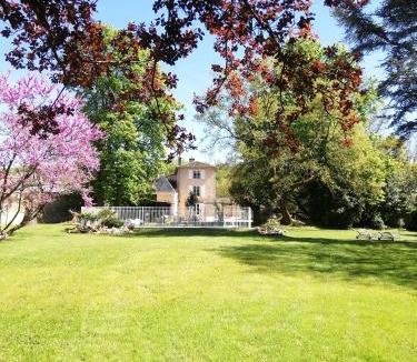 Chasseneuil-du-Poitou House | LE REPAIRE DU CLAIN gîte 4 étoiles pour 14 personnes avec piscine proche du Futuroscope