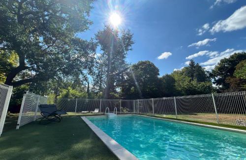 Chasseneuil-du-Poitou House | LE REPAIRE DU CLAIN gîte 4 étoiles pour 14 personnes avec piscine proche du Futuroscope