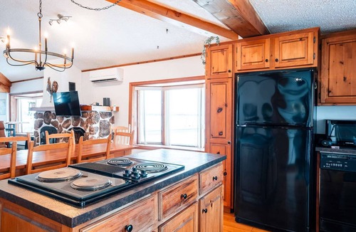 Venise-en-Quebec Ski Chalet | Le Repere du Lac - Lake View, Access, beach & Spa