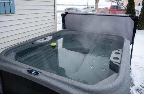 Venise-en-Quebec Ski Chalet | Le Repere du Lac - Lake View Access & Spa