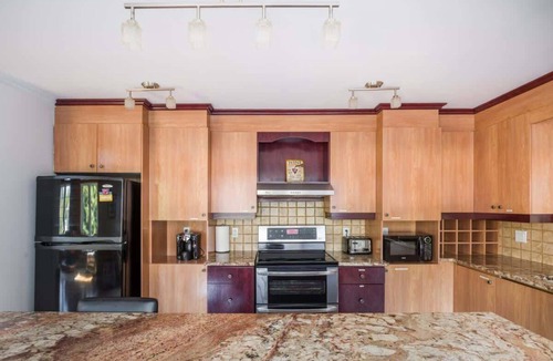 St-Adolphe-d'Howard Cottage | Le Rocher St-Joseph – Lakefront Chalet with Spa,