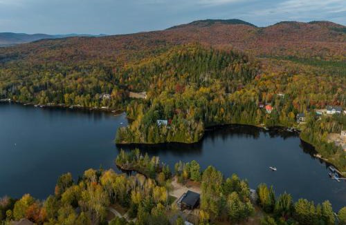 Notre-Dame-de-la-Merci Ski Chalet | Le Roselin On Lake Ouareau Hot tub & Pool Table