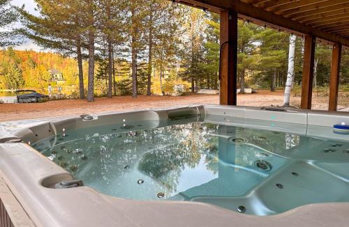 Notre-Dame-de-la-Merci Ski Chalet | Le Roselin On Lake Ouareau Hot tub & Pool Table