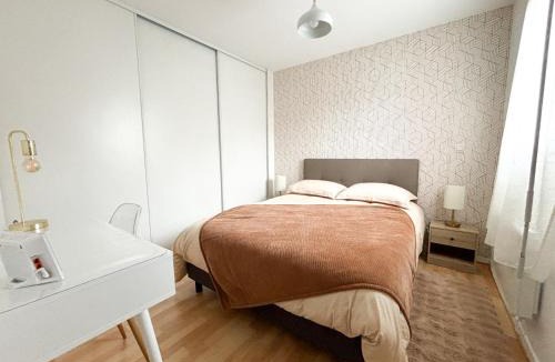 Lisieux Apartment | Le Roses- Spacieux T3 cosy proche gare de Lisieux