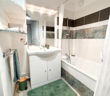 Lisieux Apartment | Le Roses- Spacieux T3 cosy proche gare de Lisieux