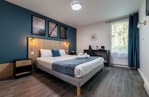 Saint-Laurent-des-Vignes Hotel | Le Roxane