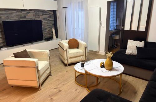 Fontainebleau Apartment | Le Royal Deluxe Fontainebleau Centre #Chateau #Insead