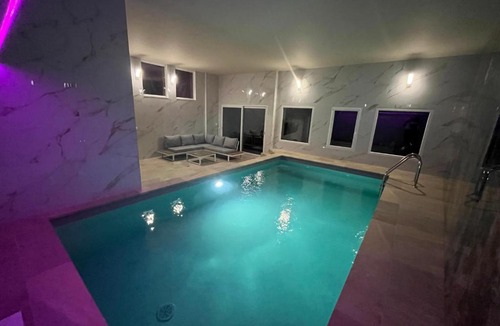 Verneuil-sur-Vienne House | Le Royal - Piscine intérieure - sauna