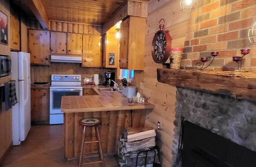 Chateau-Richer Ski Chalet | Le Rustique with private lake/Lakeside