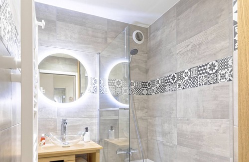 Notre-Dame Apartment | Le Saint Antoine: house-style apartment with garden, 1 free parking space
