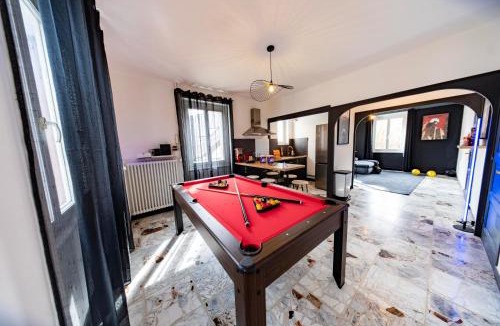 Belley Apartment | Le Salon Privé Cinéma, Billard & Jardin
