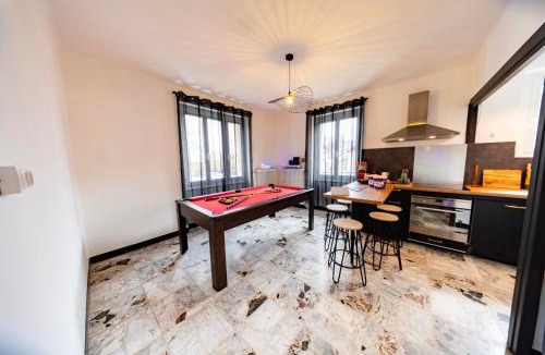 Belley Apartment | Le Salon Privé Cinéma, Billard & Jardin