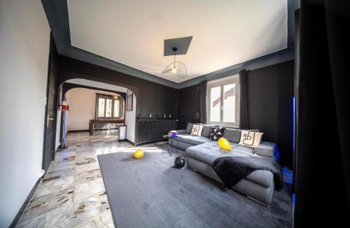 Belley Apartment | Le Salon Privé Cinéma, Billard & Jardin
