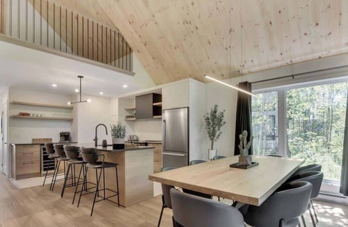 Pont-Rouge Ski Chalet | Le Scandinave – Nordic Retreat – Private Sauna, Sp