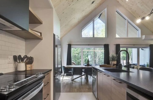 Pont-Rouge Ski Chalet | Le Scandinave – Nordic Retreat – Private Sauna, Sp