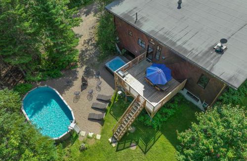 Val David Ski Chalet | Le Sculptural Nature Escape, hot tub, Billiards