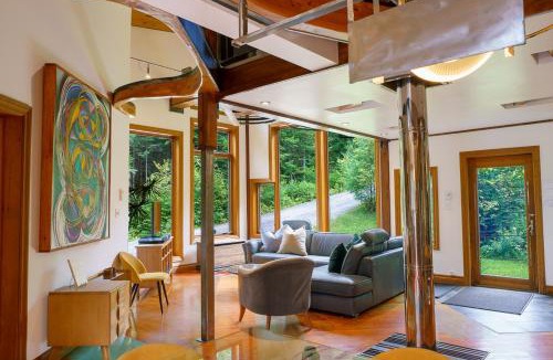 Val David Ski Chalet | Le Sculptural Nature Escape, hot tub, Billiards