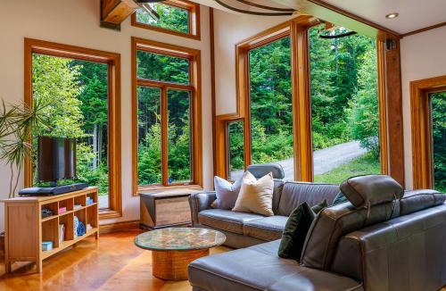 Val David Ski Chalet | Le Sculptural Nature Escape, hot tub, Billiards