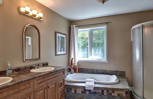 Cheneville Ski Chalet | Le Simonet - Hot Tub and Beach
