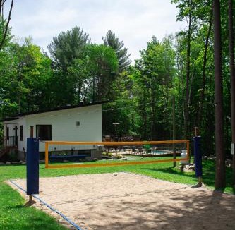Pine Hill Ski Chalet | Le Singapour - Cottage Resort - Brownsburg-Chatham
