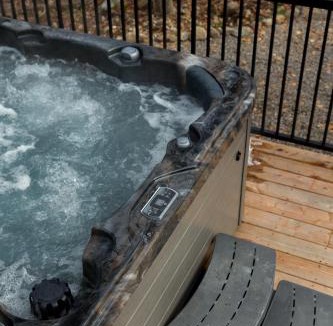 Pine Hill Ski Chalet | Le Singapour - Cottage Resort - Brownsburg-Chatham