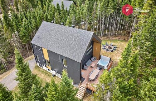 Shannon House | Le Sofia - Spa privé, Billard Mezzanine, Piscine, Luxe 12 pers, - Resort près de Québec