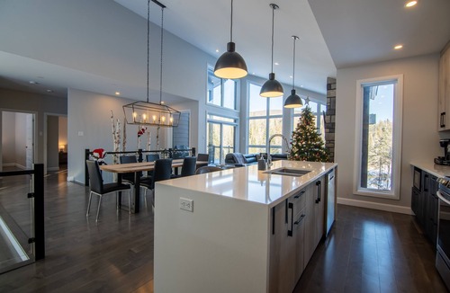 Sainte-Beatrix Ski Chalet | Le Somptueux : Luxurious Waterfront & Mountains